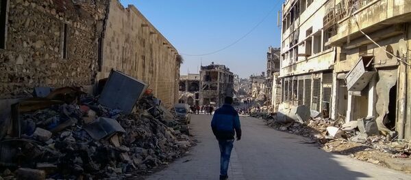 رجل يسير في شارع بحي الناظرية في حلب، سوريا رجل يسير في شارع بحي الناظرية في حلب، سوريا - سبوتنيك عربي