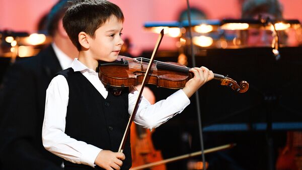 طفل عازف كمان - سبوتنيك عربي