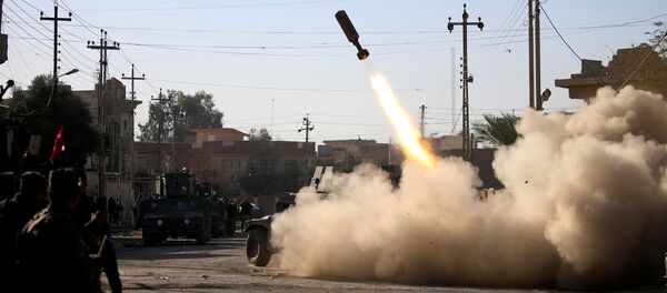 القوات العراقية تطلق صواريخيها تجاه إرهابيي تنظيم داعش، خلال معركة في حي سومر بالموصل الشلرقية، العراق 11 يناير/ كانون الثاني 2017 - سبوتنيك عربي