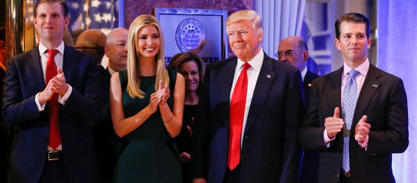 الرئيس الأمريكي المنتخب دونالد ترامب قبيل بدء المؤتمر الصحفي الأول له كرئيس للولايات المتحدة في برج ترامب تاور، مانهاتن 11 يناير/ كانون الثاني 2017 - سبوتنيك عربي