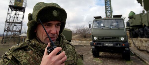 ضباط يقومون بتنسيق حركة منظومة الدفاع الجوي (تريومف) اس-400 في القرم، روسيا - سبوتنيك عربي