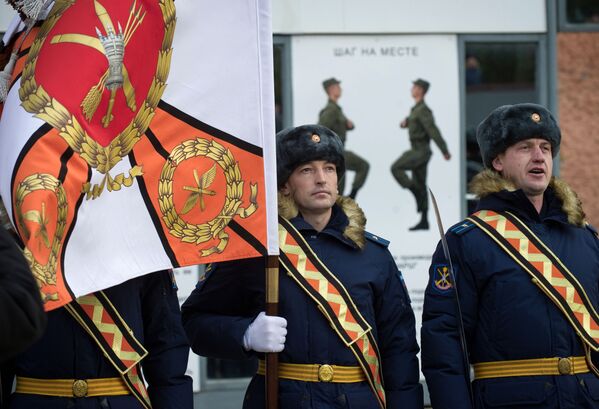 ضباط يحملون راية الفوج العسكري التابع للمقاطعة العسكرية الجنوبية، والمسؤول عن منظومة الدفاع الجوي اس-400 في فيودوسيا، القرم - سبوتنيك عربي