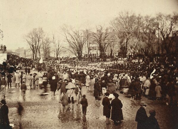 حشد كبير من المواطنين الأمريكيين متجمع أمام مبنى الكابيتول خلال لمشاهدة حفل تنصيب إبراهام لينكولن (السادس عشر) رئيساً للولايات المتحدة، عام 1865 - سبوتنيك عربي