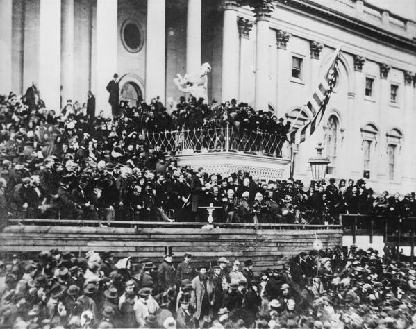 الرئيس الأمريكي أبراهام لينكولن (السادس عشر) خلال حفل تنصيبه الثاني، وخطابه الرئاسي الثاني أمام الحضور في الكابيتول، مارس/ آذار 1865 - سبوتنيك عربي