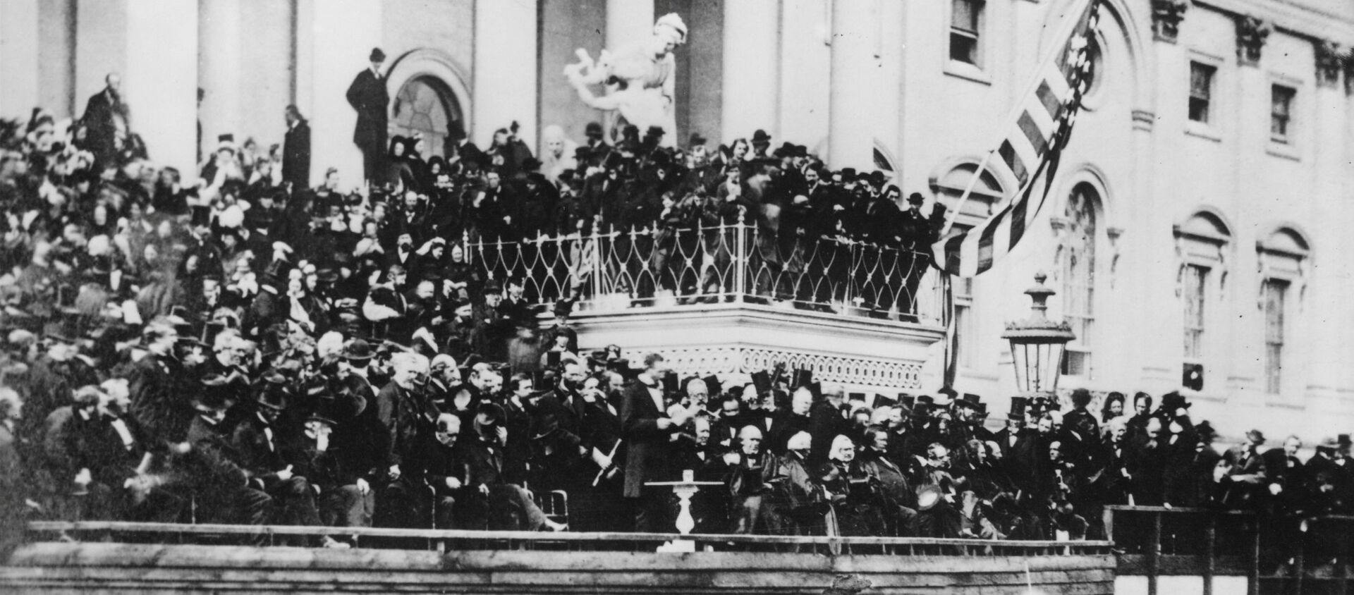 الرئيس الأمريكي أبراهام لينكولن (السادس عشر) خلال حفل تنصيبه الثاني، وخطابه الرئاسي الثاني أمام الحضور في الكابيتول، مارس/ آذار 1865 - سبوتنيك عربي, 1920, 25.09.2020