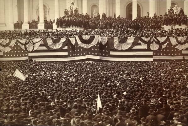 الرئيس الأمريكي غروفر كليفلاند (الثاني والعشرون والرابع والعشرون) خلال إلقاء كلمته أمام الحضور في الكابيتول، مارس/ آذار 1885 - سبوتنيك عربي