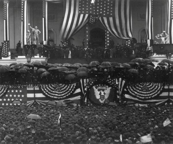 الرئيس الأمريكي غروفر كليفلاند (الثاني والعشرون والرابع والعشرون)، الذي قدّم استقالته، يحمل شمسية فوق الرئيس المنتخب الجديد بنيامين هاريسون (الثالث والعشرون) خلال أداء الأخير اليمين أمام قاضي البلاد، واشنطن عام 1889 - سبوتنيك عربي