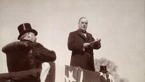 الرئيس الأمريكي وليام ماكينلي (الخامس والعشرون) موجهاً خطابه لنظيره السابق غروفر كليفلاند خلال مراسم التنصيب، عام 1897 - سبوتنيك عربي