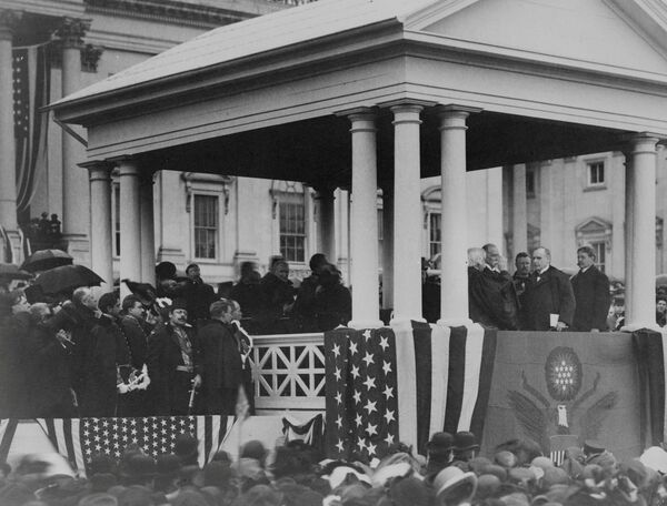 الرئيس الأمريكي وليام ماكينلي (الخامس والعشرون) يؤدي اليمين خلال التنصيب، عام 1901 - سبوتنيك عربي