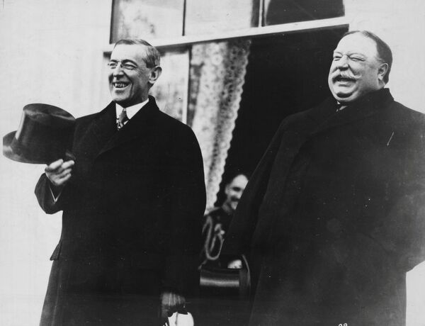 الرئيس الأمريكي ويليام هوارد تافت (السابع والعشرون في يمين الصورة) والرئيس المنتخب الجديد (يسار الصورة) وودرو ويلسون (الثامن والعشرون)، 1913 - سبوتنيك عربي