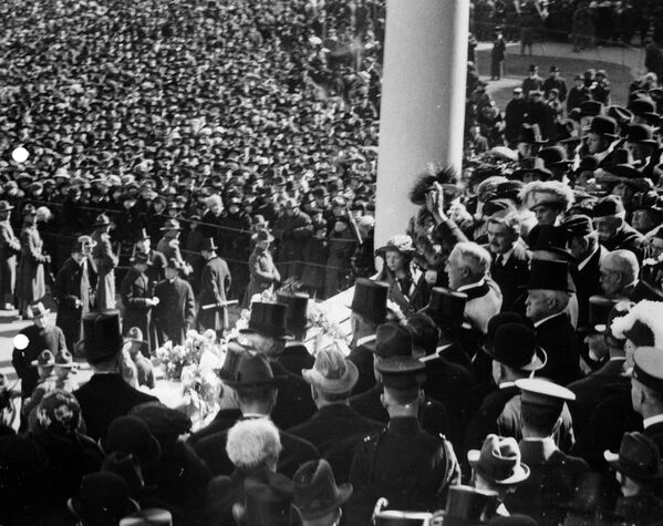 الرئيس الأمريكي وارن هاردنج (التاسع والعشرون) يؤدي اليمين خلال مراسم التنصيب، واشنطن يناير/ كانون الأول 1921 - سبوتنيك عربي