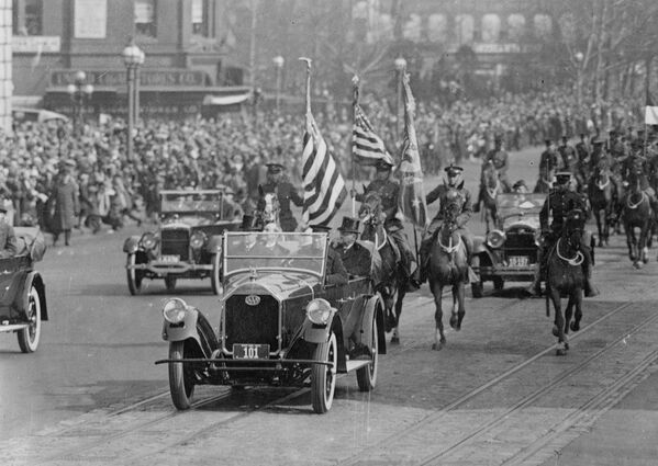 الرئيس الأمريكي كالفين كوليدج (الثلاثون) يشارك في عرض احتفالي بعد تنصيبه رئيساً للولايات المتحدة الأمريكية، واشنطن يناير/ كانون الأول 1925 - سبوتنيك عربي