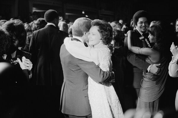 الرئيس الأمريكي جيمي كارتر (التاسع والثلاثون) وزوجته روزالين كارتر خلال رقصتهما كرئيس والسيدة الأولى للولايات المتحدة الأمريكية، واشنطن يناير/ كانون الأول 1977 - سبوتنيك عربي