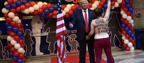 ترامب الشمع يتعرض لتحرش من نساء عاريات ترامب الشمع يتعرض لتحرش من نساء عاريات - سبوتنيك عربي