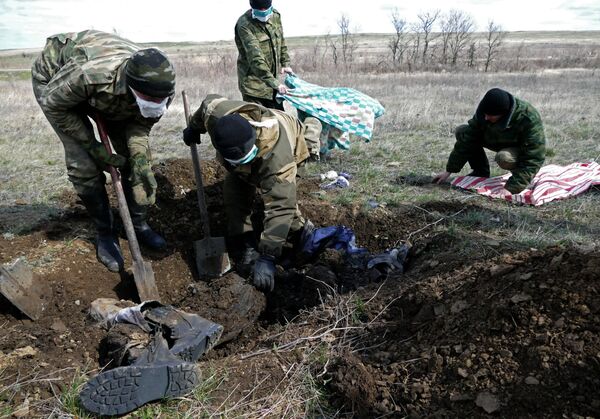 دفن الجنود الأوكرانيين القتلى - سبوتنيك عربي