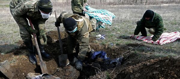 دفن الجنود الأوكرانيين القتلى - سبوتنيك عربي