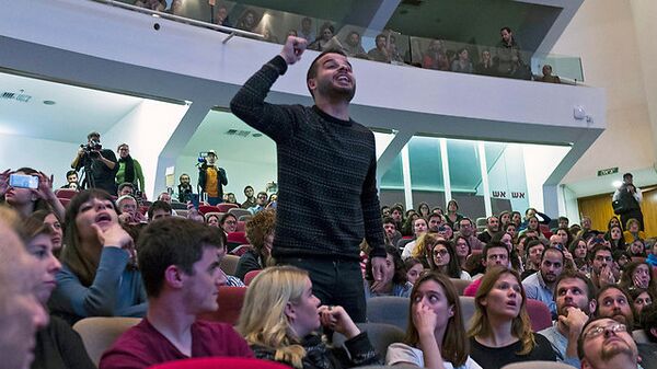 طالب يحتج على مشاركة معارضين سوريين في مؤتمر بإسرائيل طالب يحتج على مشاركة معارضين سوريين في مؤتمر بإسرائيل - سبوتنيك عربي