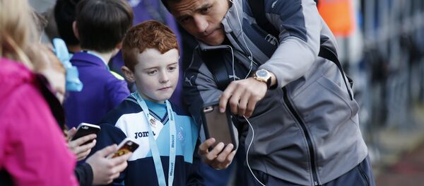 طفل يشاهد مباراة كرة قدم - سبوتنيك عربي