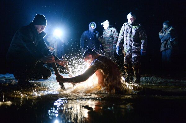 عيد الغطّاس بالقرب من قرية ريشيفو في مقاطعة نوفوغورودسكايا - سبوتنيك عربي