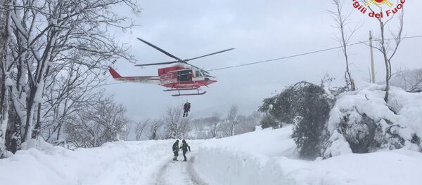 فرق الإنقاذ المتواجدة في موقع حادث فندق إيطاليا - سبوتنيك عربي