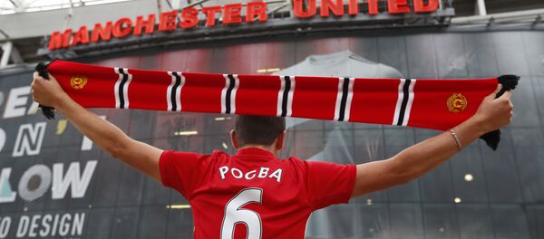 Болельщик Манчестер Юнайтед с шарфом команды Болельщик Манчестер Юнайтед с шарфом команды - سبوتنيك عربي