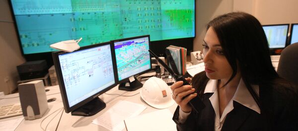 Сидеть (sit). Женщина сидит за столом (A woman is sitting at the table) - سبوتنيك عربي