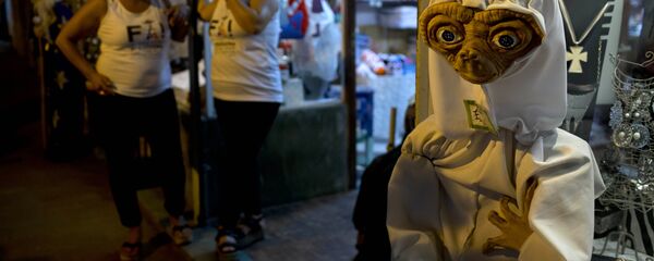 رجل يرتدي زي لمخلوق فضائي متخيل - سبوتنيك عربي