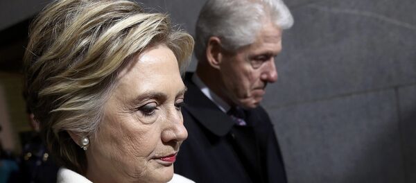 بيل وهيلاري كلينتون خلال حفل تنصيب الرئيس الأمريكي الجديد - سبوتنيك عربي