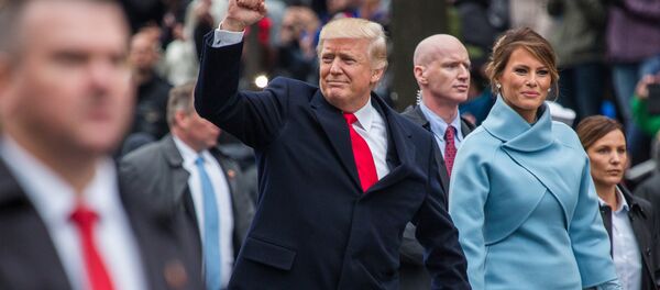 الرئيس الأمريكي دونالد ترامب مع زوجته ميلانيا خلال حفل تنصيبه - سبوتنيك عربي