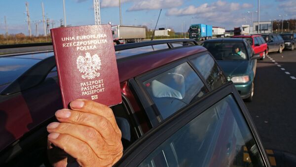 رجل يحمل جواز سفر - سبوتنيك عربي