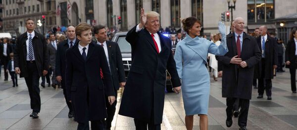 حارس ترامب يرتدي يدا صناعية خلال تأمينه الرئيس الأمريكي في حفل تنصيبه - سبوتنيك عربي