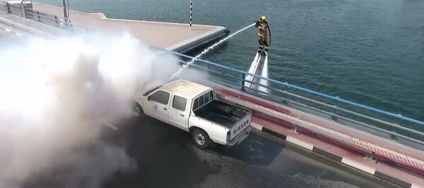 تعرف على رجل الإطفاء الطائر في دبي - سبوتنيك عربي