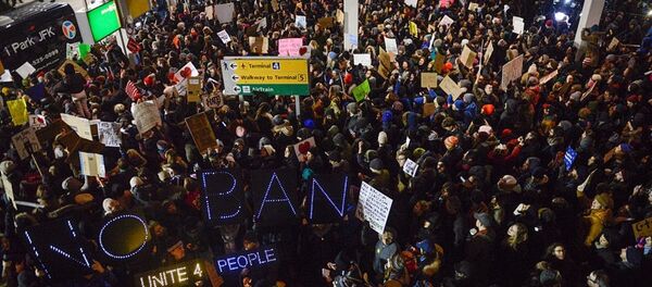 تظاهرات أمام مطار كينيدي احتجاجا على على قرار الهجرة - سبوتنيك عربي