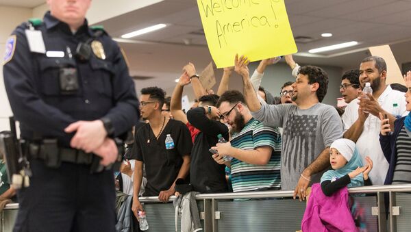 تظاهرات في مطارات أمريكية ضد قرار ترامب - سبوتنيك عربي