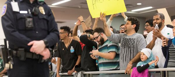 تظاهرات في مطارات أمريكية ضد قرار ترامب تظاهرات في مطارات أمريكية ضد قرار ترامب - سبوتنيك عربي