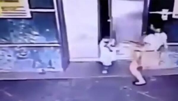 أم تنقذ طفلتها من خلال ركلة قوية - سبوتنيك عربي