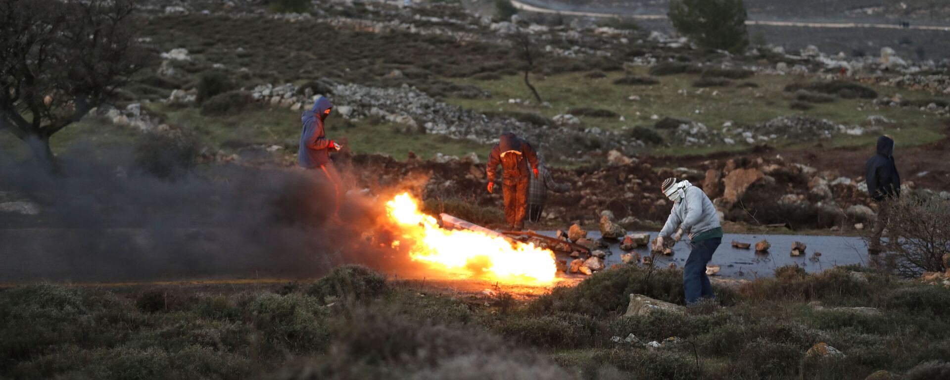 مستوطنون إسرائيليون يحرقون إطارات السيارات رفضاً على تركهم أمونا شمال شرق رام الله بالضفة الغربية، فلسطين 1 فبراير/ شباط 2017 - سبوتنيك عربي, 1920, 24.06.2023