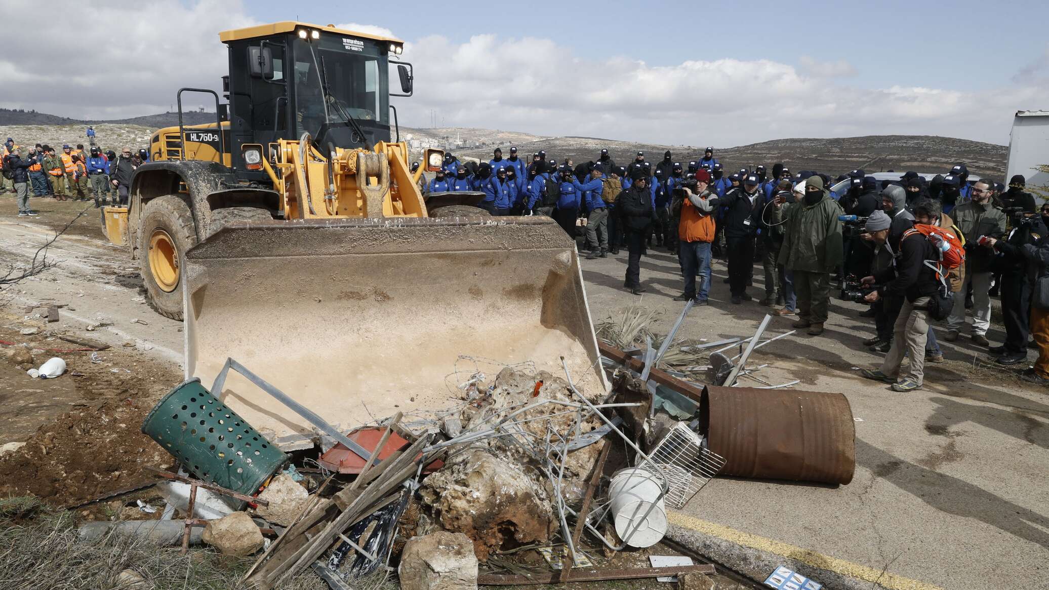 حماس: هجمات المستوطنين على مزارعي الزيتون سياسة إرهاب منظمة