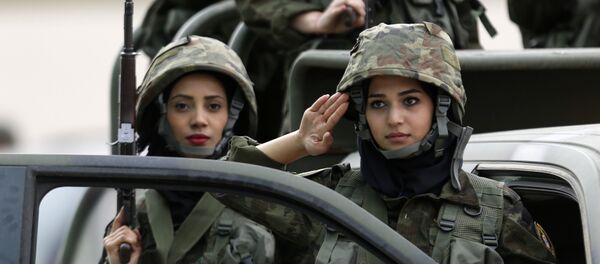  كتيببة النساء في قوات حرس الرئيس الفلسطيني أثناء التدريبات بمشاركة قوات الأمن الفلسطيني  بمخيم للشباب في مدينة أريحا، الضفة الغربية، فلسطين 25 يناير/ كانون الثاني 2017 - سبوتنيك عربي