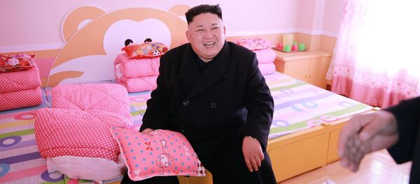 زعيم كوريا الشمالية كيم جونغ أون يعطي توجيهات ميدانية للمدرسة الابتدائية بيونغ يانغ للأيتام، 2 فبراير/ شباط 2017. - سبوتنيك عربي