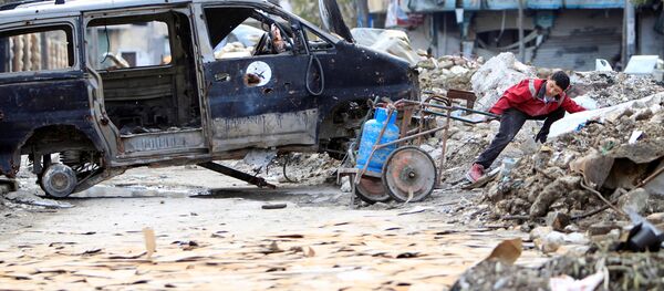 صبي يجر أنبوب غاز في حلب، سوريا 30 يناير/ كانون الثاني 2017 - سبوتنيك عربي