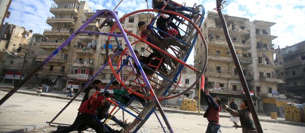 أطفال يلعبون في حي بمدين حلب، سوريا 30 يناير/ كانون الثاني 2017 أطفال يلعبون في حي بمدين حلب، سوريا 30 يناير/ كانون الثاني 2017 - سبوتنيك عربي