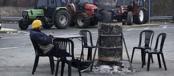 مزارع يوناني يجلس بجوار جراره لليوم الرابع احتجاجاً على سياسة خفض الدخل، اليونان 2 فبراير/ شباط 2017 - سبوتنيك عربي