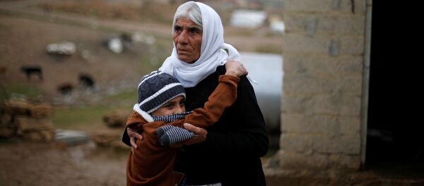 أيمن يحتضن جدته لدى عودته إلى عائلته في دهوك، العراق 31  يناير/ كانون الثاني 2017 - سبوتنيك عربي