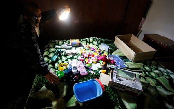 أبو أحمد يعرض ألعاب أيمن في الراشدية، العراق 30 يناير/ كانون الثاني 2017 أبو أحمد يعرض ألعاب أيمن في الراشدية، العراق 30 يناير/ كانون الثاني 2017 - سبوتنيك عربي