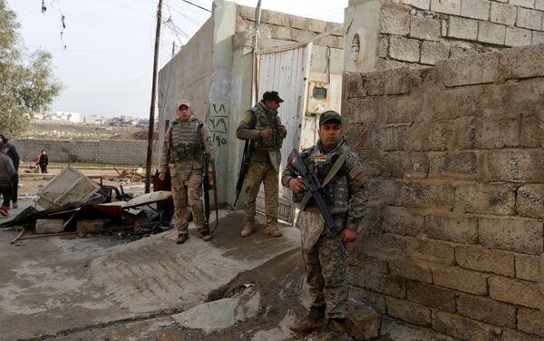 قوات الجيش العراقي تقف خارج منزل والدا أيمن قوات الجيش العراقي تقف خارج منزل والدا أيمن - سبوتنيك عربي