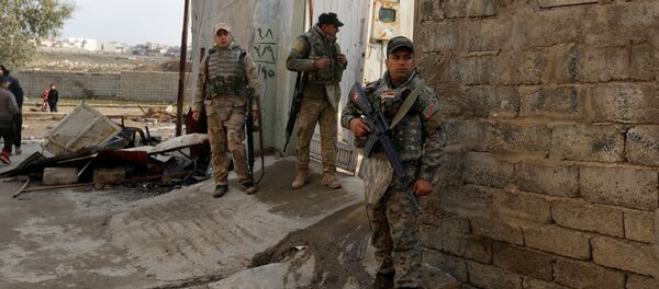 قوات الجيش العراقي تقف خارج منزل والدا أيمن - سبوتنيك عربي