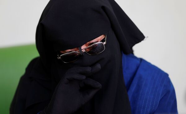 أم أحمد، والدة أيمن بالتبني متأثرة خلال مقابلة مع وكالة رويترز في الراشدية، شمال الموصل، العراق 30 يناير/ كانون الثاني 2017 أم أحمد، والدة أيمن بالتبني متأثرة خلال مقابلة مع وكالة رويترز في الراشدية، شمال الموصل، العراق 30 يناير/ كانون الثاني 2017 - سبوتنيك عربي