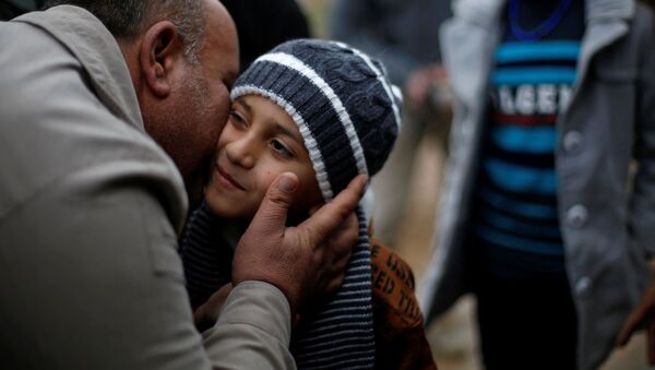 أقرباء أيمن يرحبون به لدى عودته إلى عائلته في دهوك، العراق 31 يناير/ كانون الثاني 2017 أقرباء أيمن يرحبون به لدى عودته إلى عائلته في دهوك، العراق 31 يناير/ كانون الثاني 2017 - سبوتنيك عربي