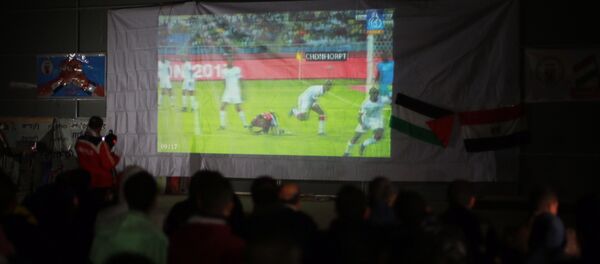 جماهير من قطاع غزة تتابع لقاء لمنتخب مصر - سبوتنيك عربي